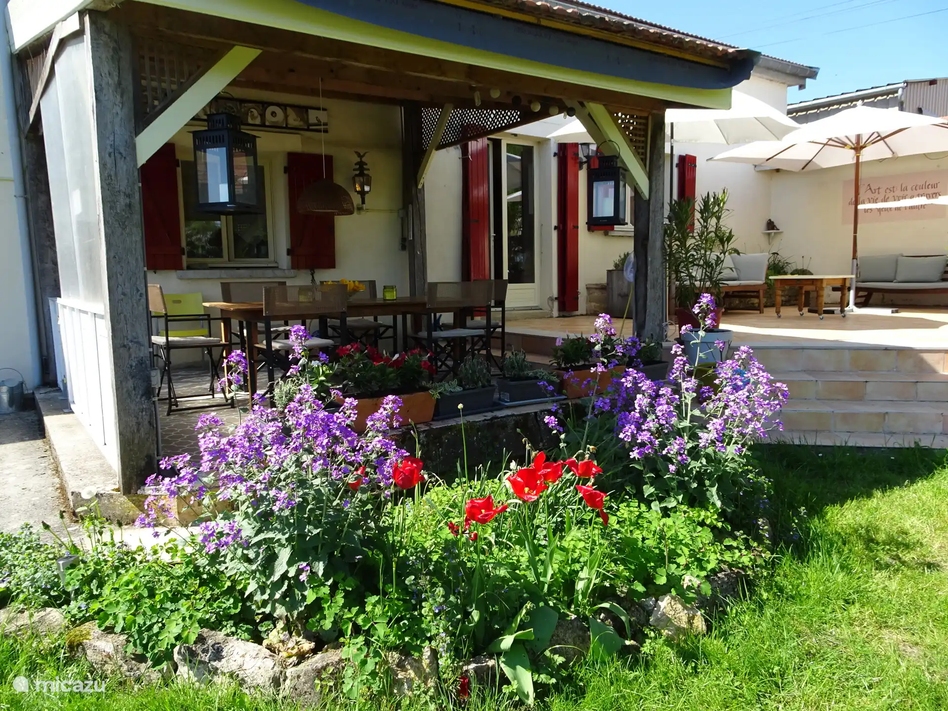 La terraza con la veranda cubierta