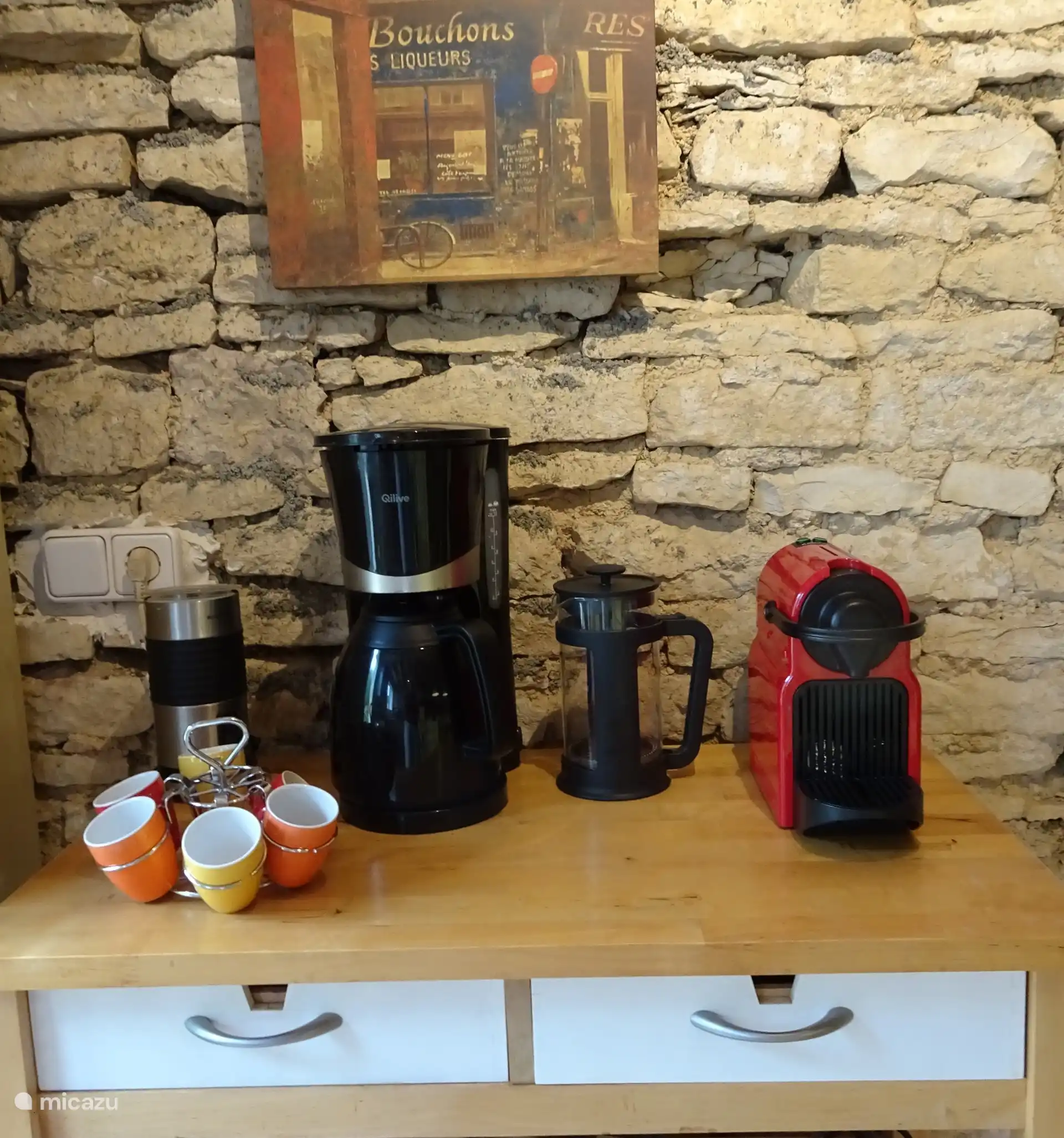 U kunt koffie zetten met cups, losse koffie en in de cafétière met grove maling. Tevens is er een melkschuimer.