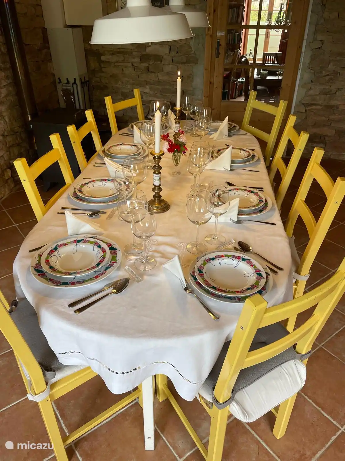 Der festlich gedeckte Tisch mit selbst gestalteter Kalligrafie auf Porzellangeschirr.