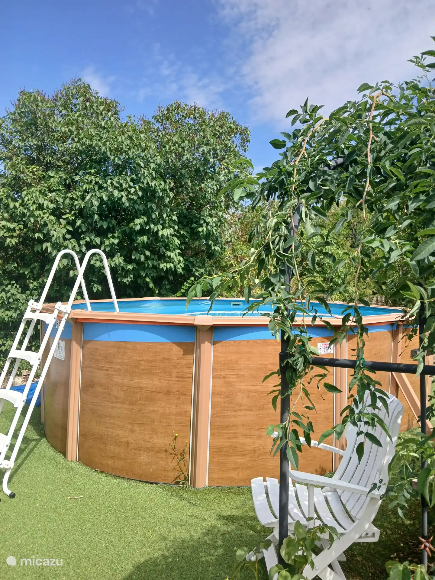 La piscine ovale de 5 x 4 mètres est entièrement abritée et, de là, vous bénéficiez d’une magnifique vue sur les environs.