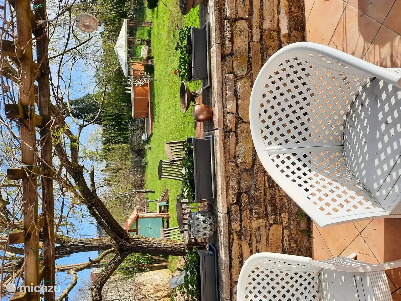 Kinderhaus aus Holz für die Kleinen und das 4 x 5 Meter große Schwimmbad für die ganze Familie.