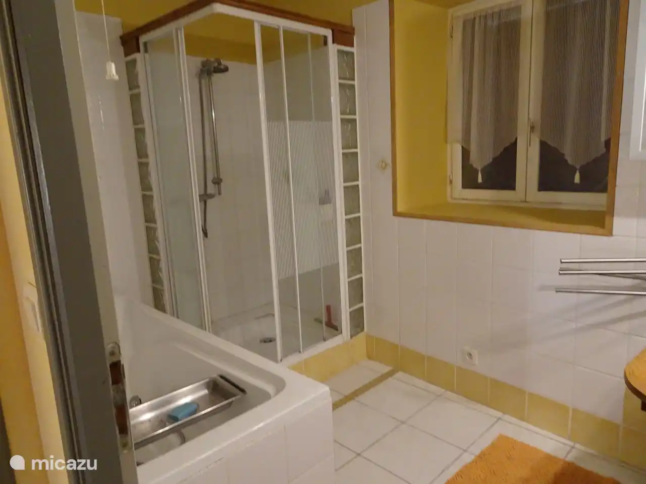 Badezimmer mit Badewanne, Dusche und Waschbecken im Erdgeschoss