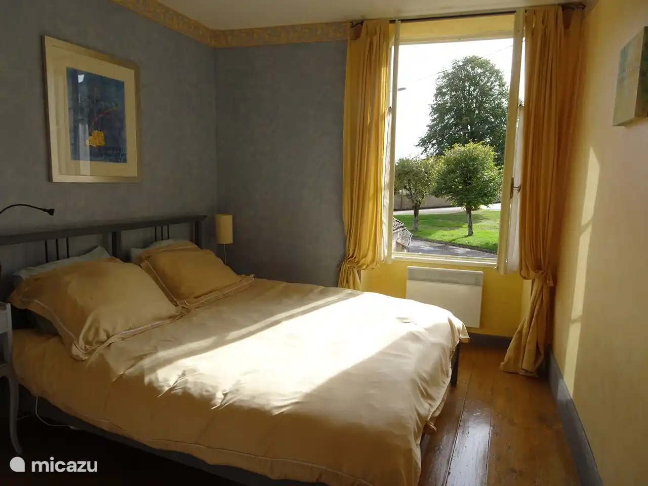 Schlafzimmer Mésange mit Blick auf den kleinen Platz