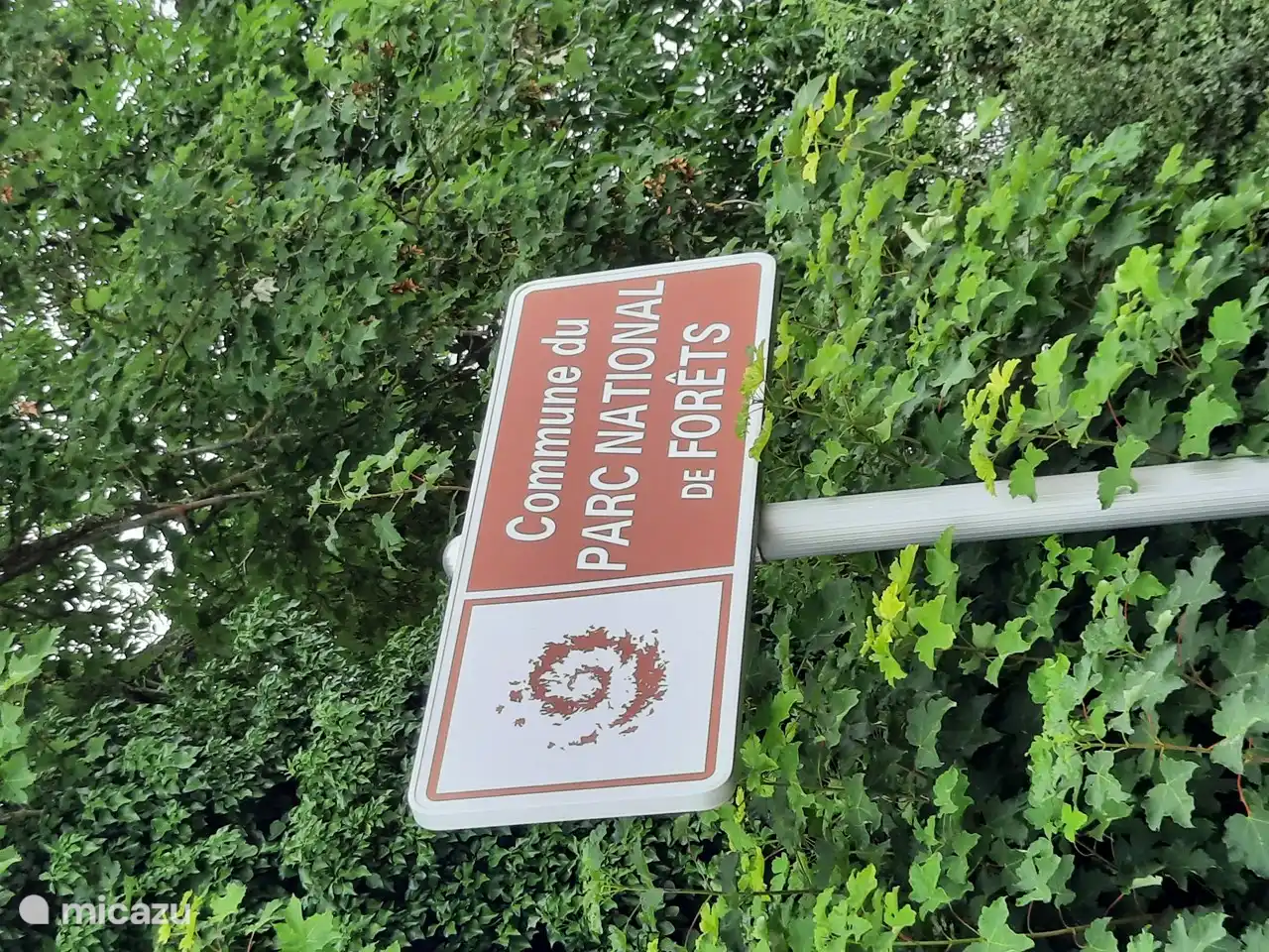 Das Dorf fällt unter die Commune du Parc nationale de Forèts