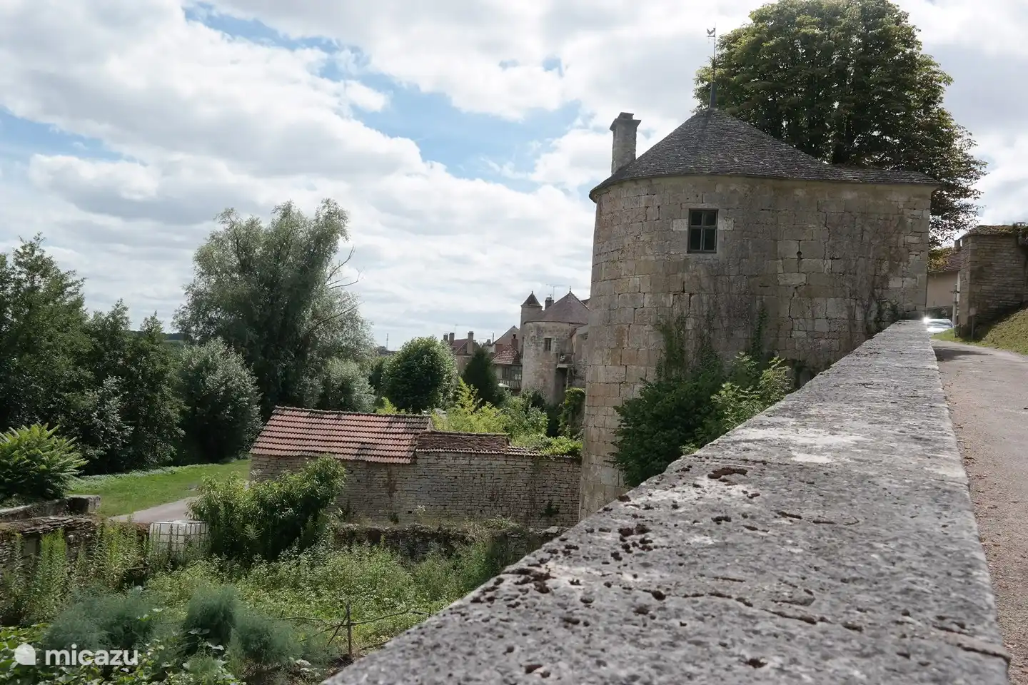 Noyers sur Serein ist ein malerisches Dorf, in dem Touristen gerne anhalten, um an Galerien, Fachwerkhäusern und der Bogengalerie vorbei zu schlendern.