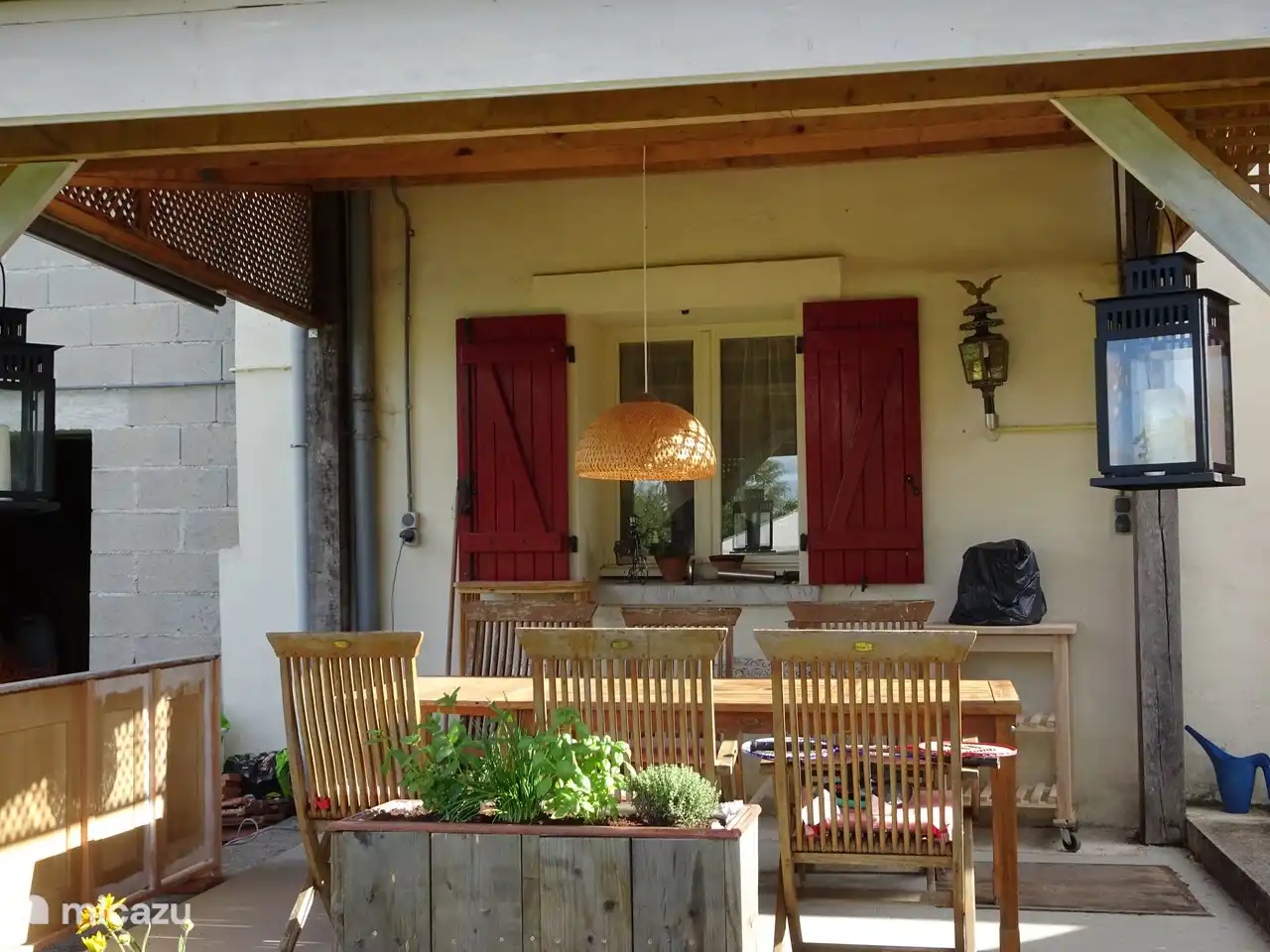 Die überdachte Veranda hinten