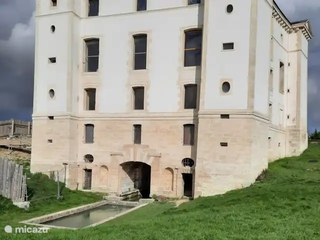 Le Tilleul | France, Côte-d'Or, Bissey-la-Côte - maison de vacances Le Château Maulnes est un Pentagone, un chef-d'œuvre construit en 1566 sur une source. La reconstruction vaut largement une visite.