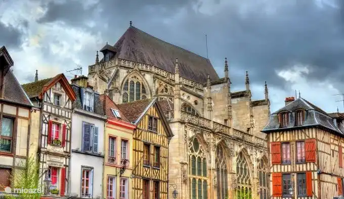 Im historischen Herzen der Stadt Troyes fühlen Sie sich wie im Mittelalter. Durch enge Gassen entdecken Sie die Kathedrale St. Pierre St. Paul und die Basilika St. Urbain. Hier finden Sie ein vielfältiges Angebot an Geschäften und Boutiquen.