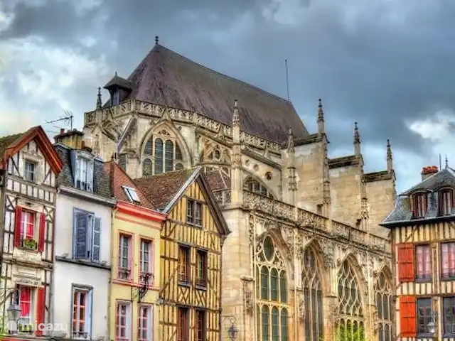 Le Tilleul | France, Côte-d'Or, Bissey-la-Côte - maison de vacances Le cœur historique de la ville de Troyes vous donne l'impression d'être au Moyen Âge. A travers des ruelles étroites vous découvrirez la Cathédrale Saint-Pierre Saint-Paul et la Basilique Saint-Urbain. Vous y trouverez une gamme variée de magasins et de boutiques.