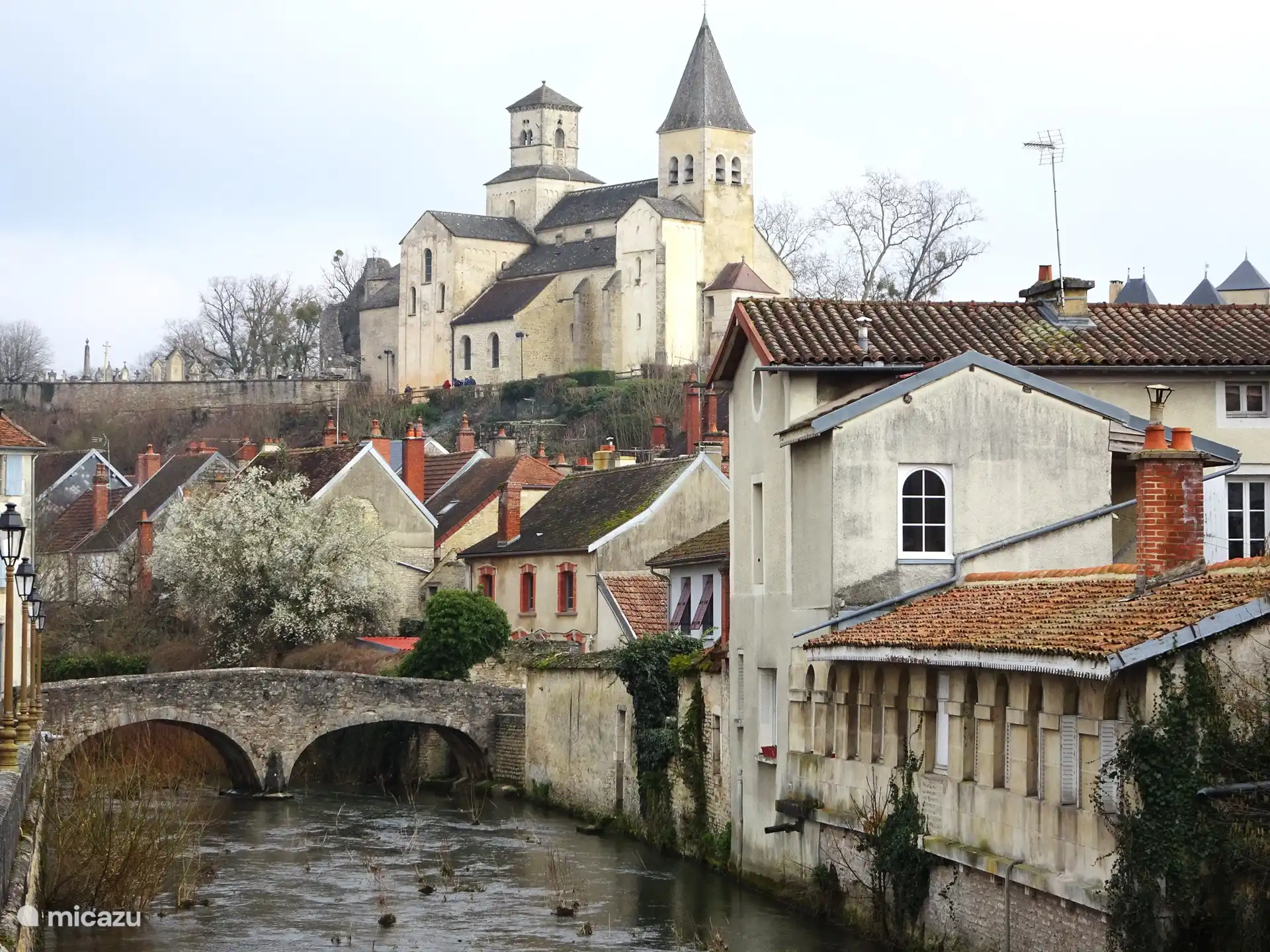L'Eglise St. Vorles in Chatillon sur Seine. Eine wunderschöne Kirche auf einem Hügel, erbaut zur Zeit der Templer, gegründet von St. Bernard. 