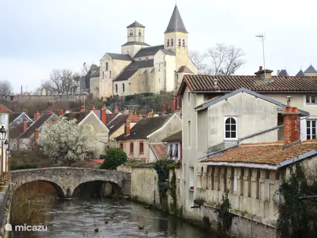 Le Tilleul | France, Côte-d'Or, Bissey-la-Côte - maison de vacances L'Eglise Saint-Vorles à Châtillon sur Seine. Une belle église sur une colline construite à l'époque des Templiers fondée par Saint-Bernard.