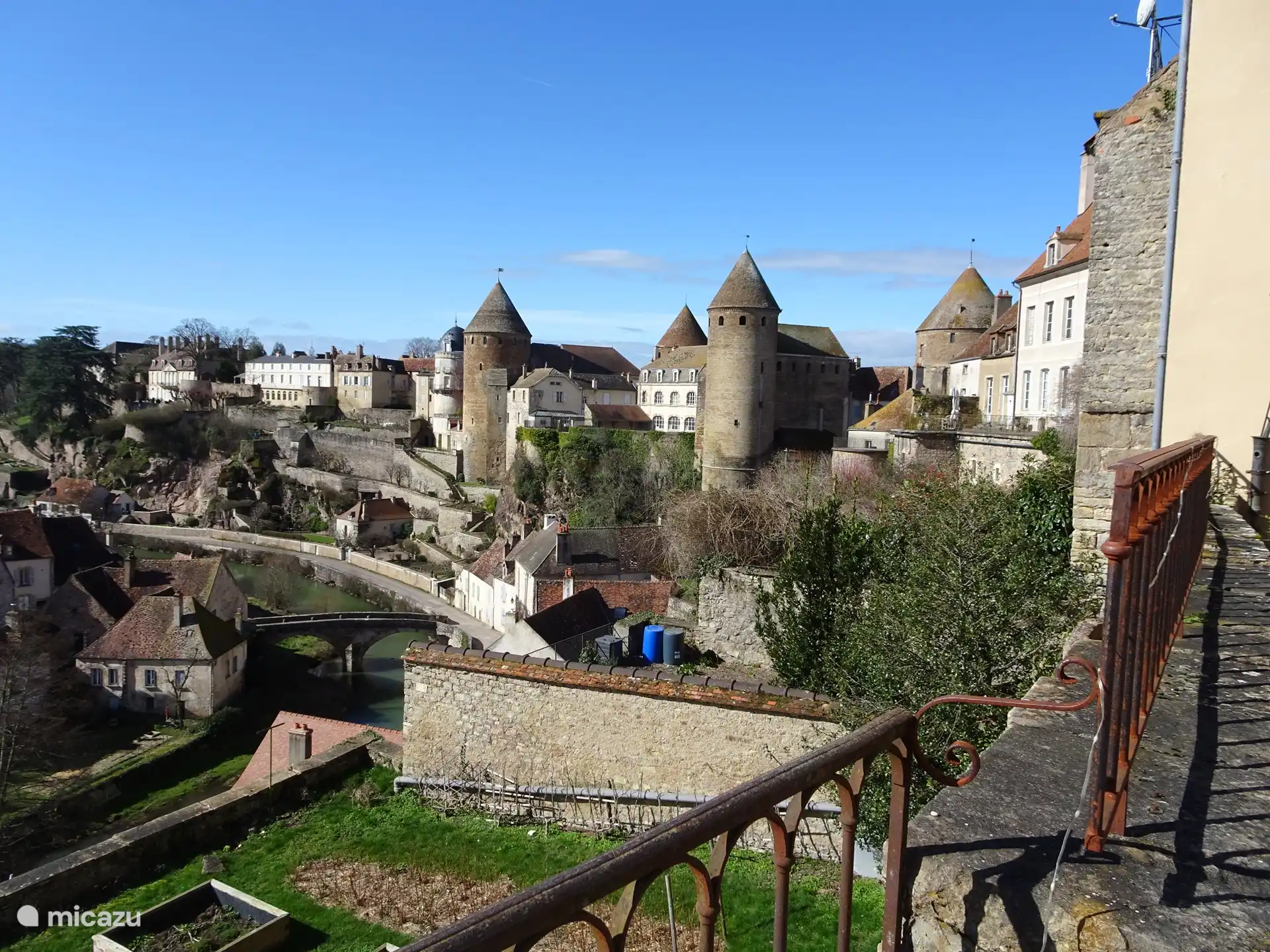 Semur en Auxois ist wunderschön auf einem Hügel erbaut und bietet einen wunderschönen Blick über das Tal und den schnell fließenden Fluss Armancon. Schöne mittelalterliche Straßen mit Restaurants. Galerien und Geschäfte. Wunderschöne Notre Dame. Museum mit zahlreichen Sammlungen, eine Reise in die Vergangenheit.  