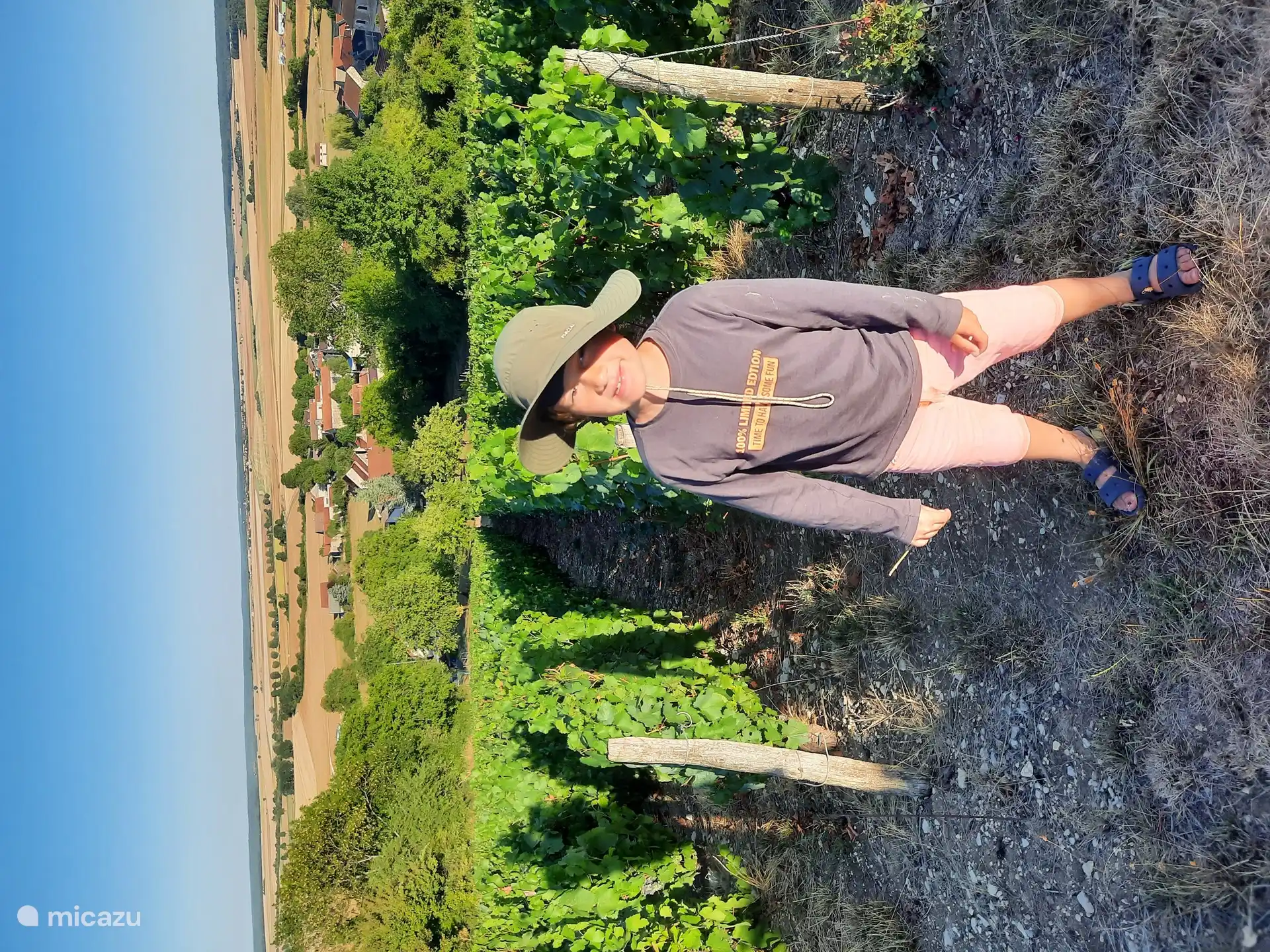 Chablis ist einer der beliebtesten Weine. Die Strecke von Bissey nach Chablis ist wunderschön und jeden Sonntagmorgen gibt es einen Markt, auf dem Sie lokale Produkte kaufen und Chablis probieren können. 