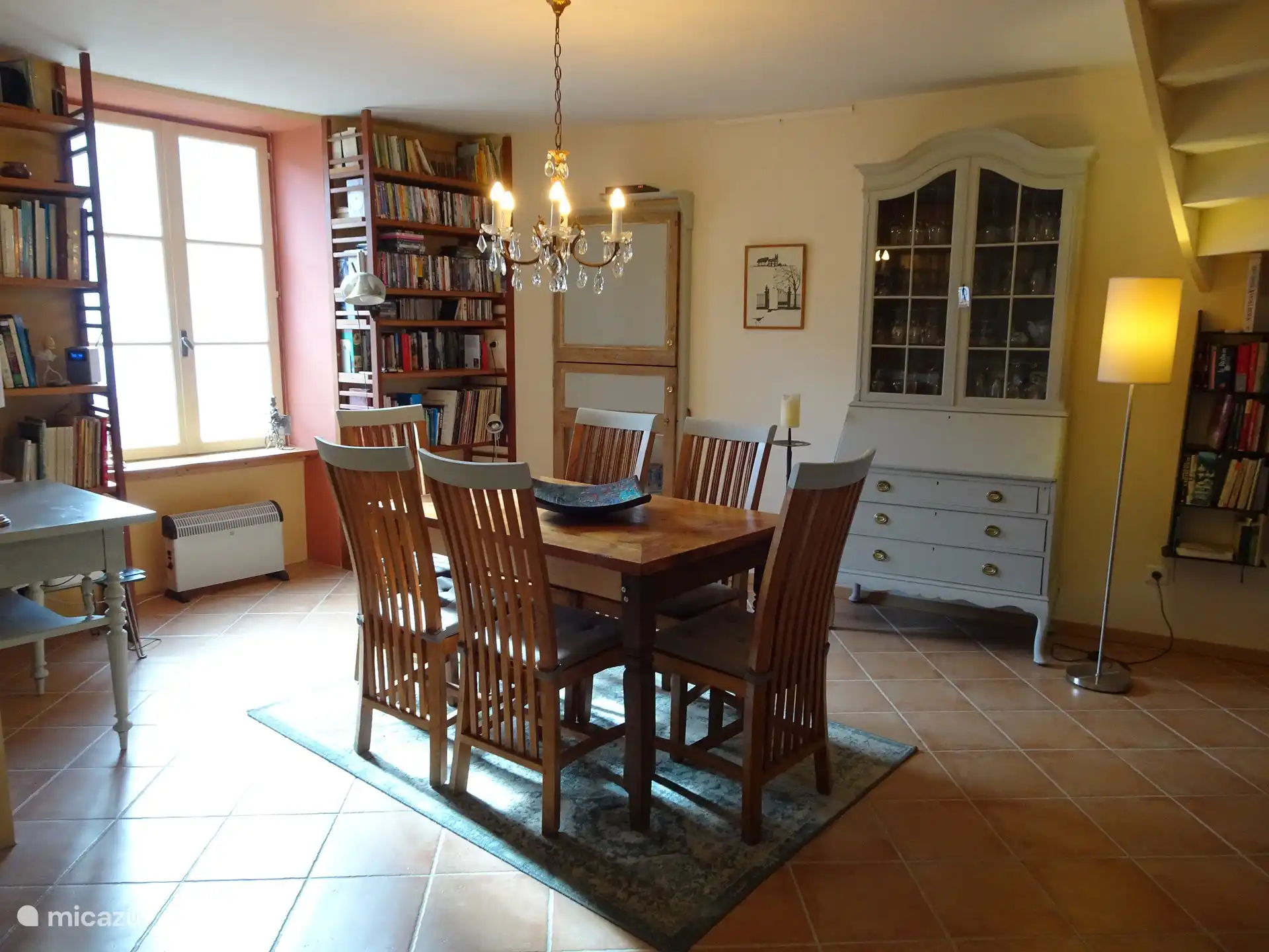 Das Esszimmer mit Bibliothek