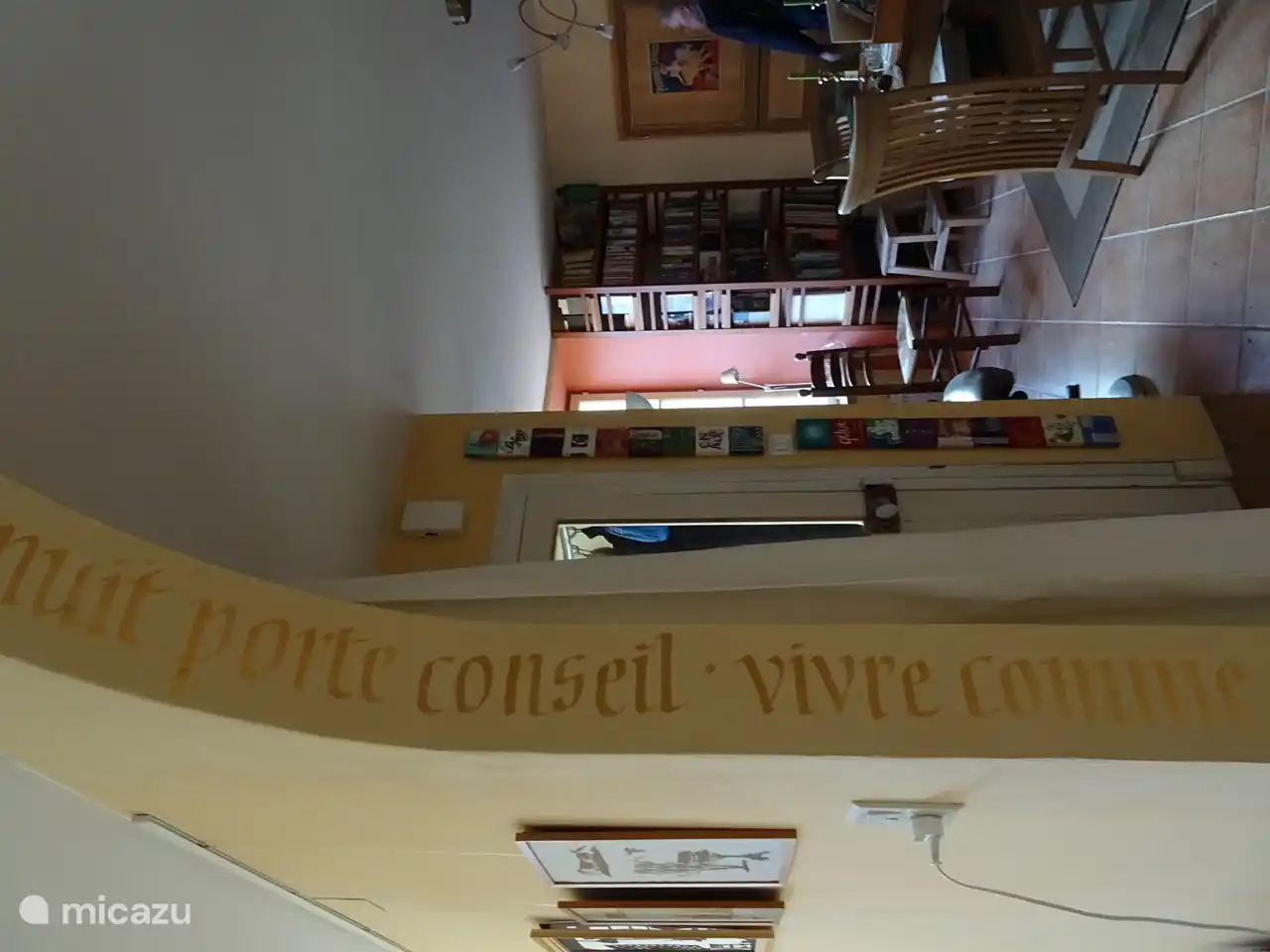 Blick von der Lounge in die Bibliothek