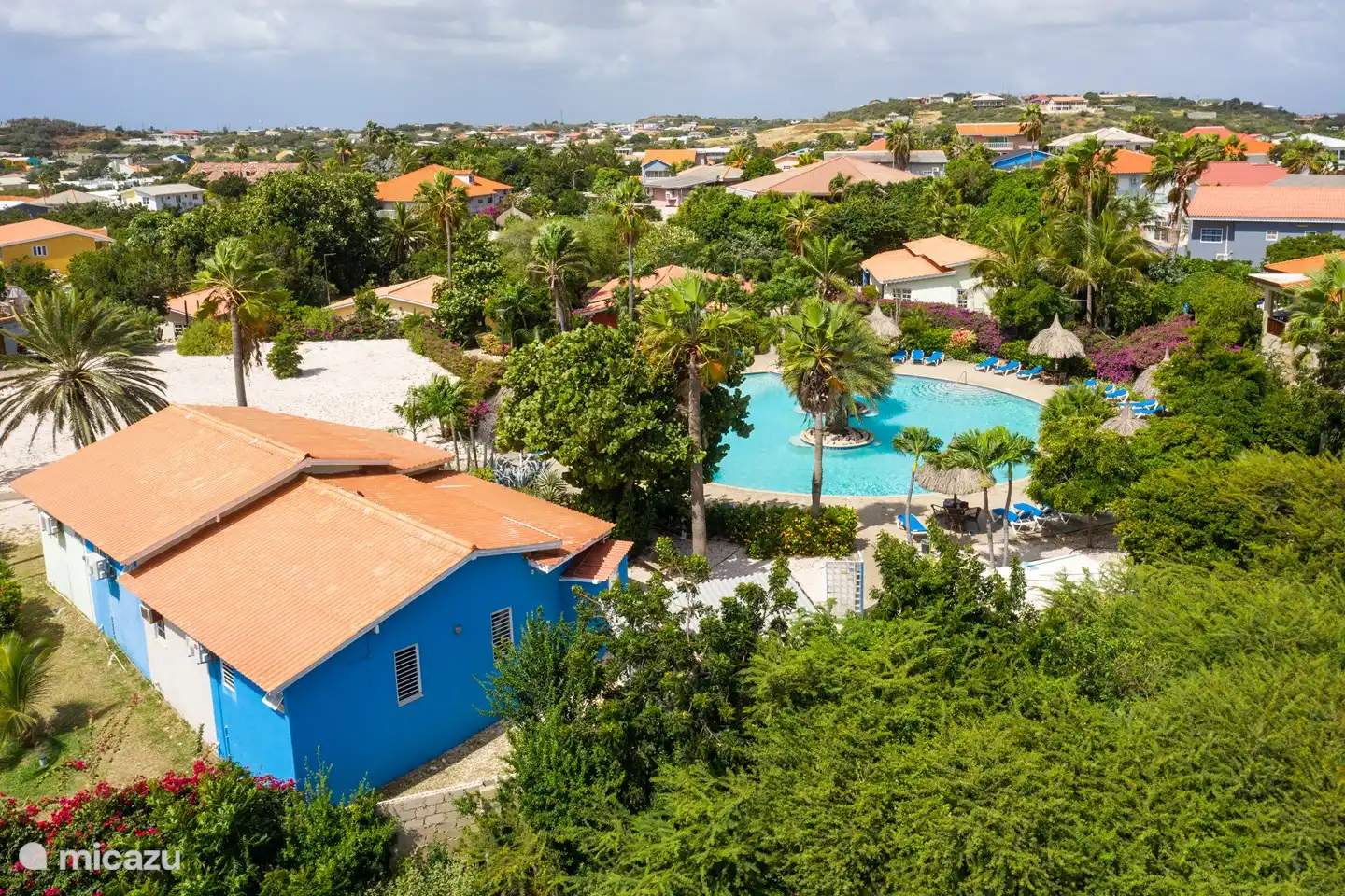 side view where you can clearly see the garden between the house and the pool