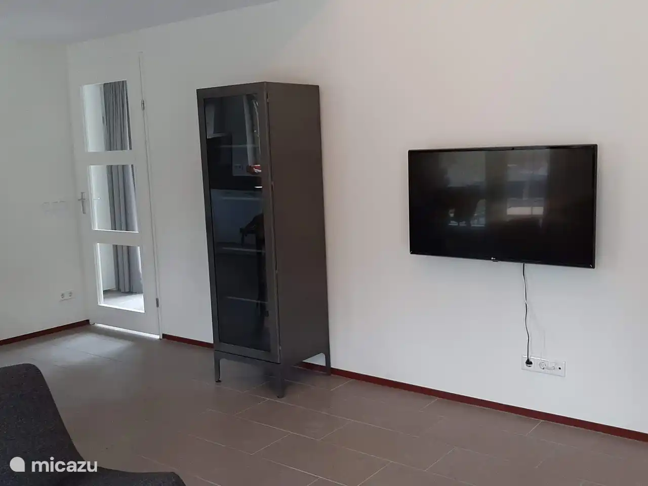 Pasar el rato en el sofá y ver la televisión por la noche también está bien.