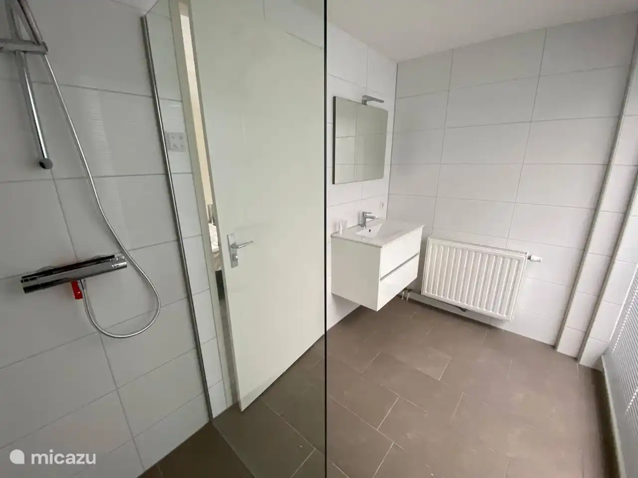 Baño en suite con ducha en la planta baja