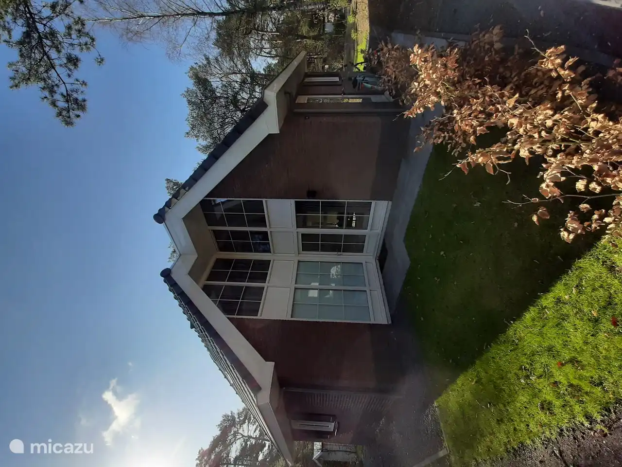 Entrada de la casa en calle sin salida con 2 estacionamientos privados