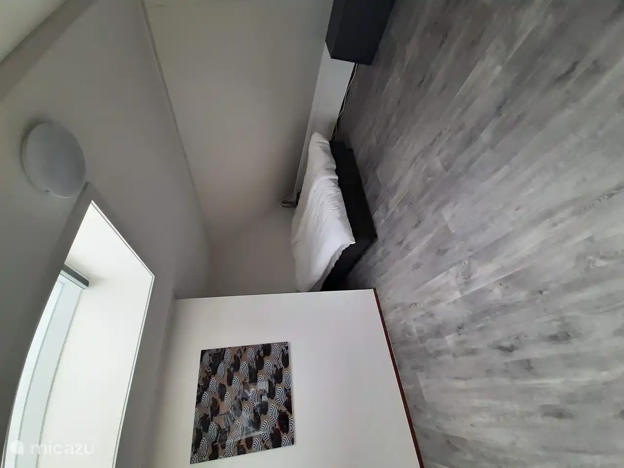 dormitorio 1er piso con 2 camas individuales y mesitas de noche