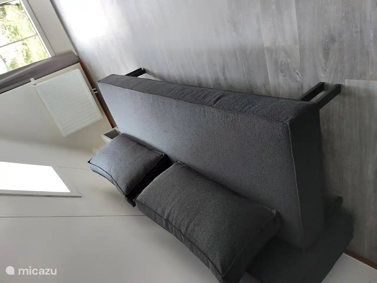 El sofá es cómodo y cómodo.