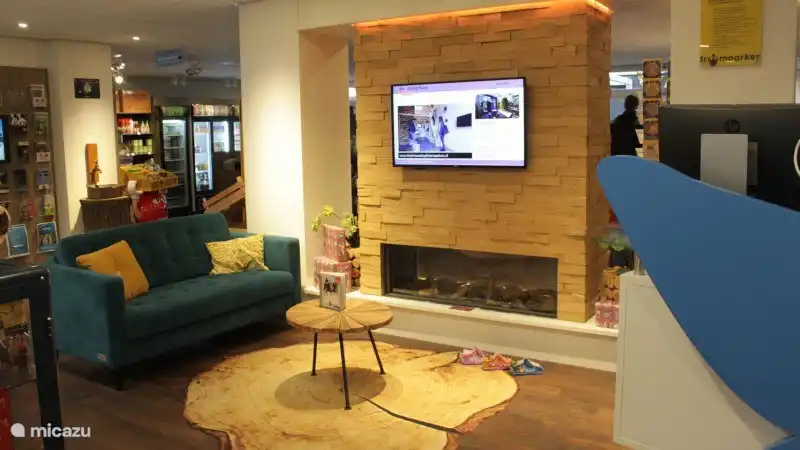 Lobby para la entrega de llaves y reservas de paquetes extra (bebidas, almuerzo y desayuno) y servicio e información de la zona,