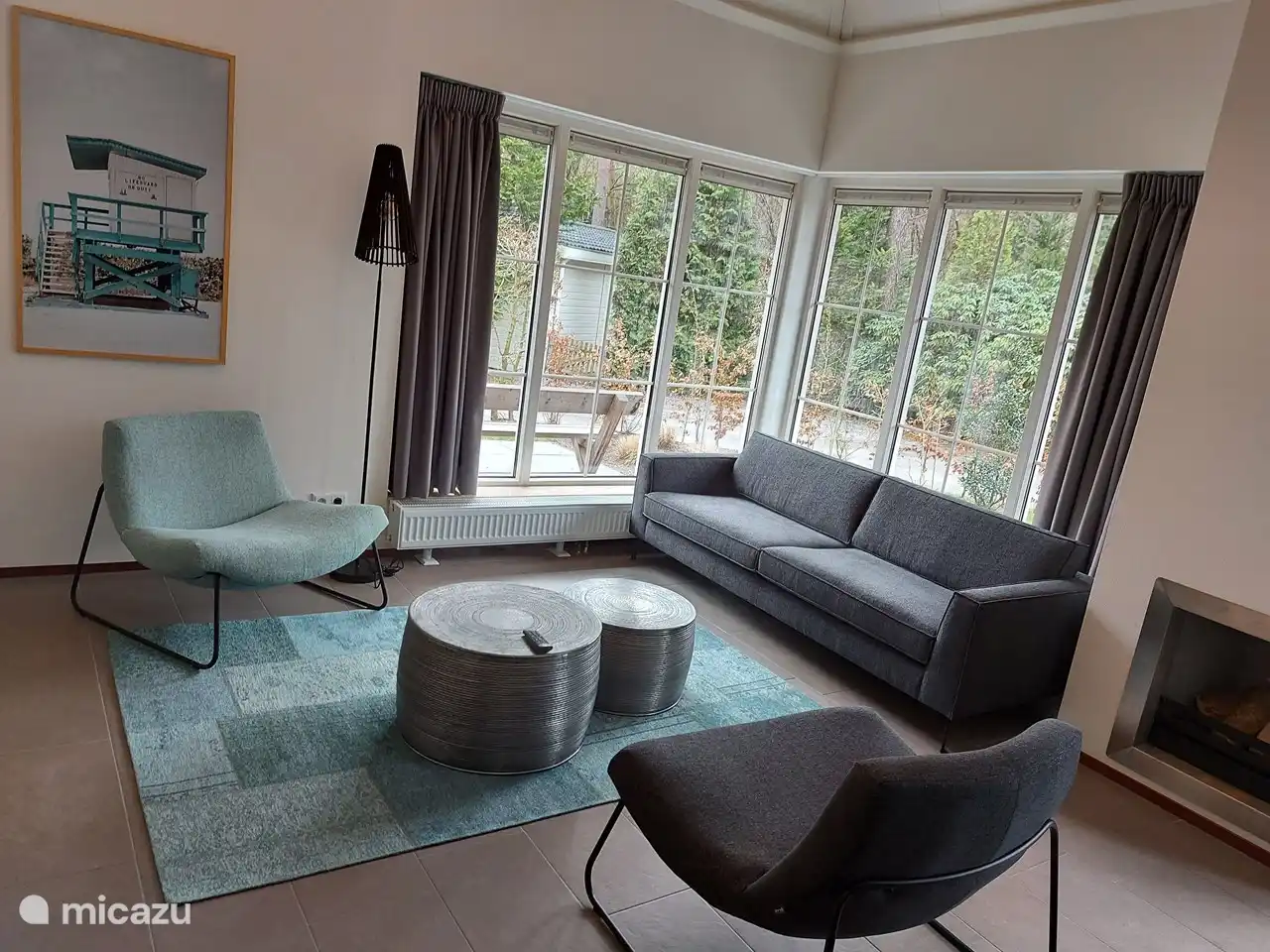 tanto por dentro como por fuera es maravilloso sentarse y ambos con chimenea.