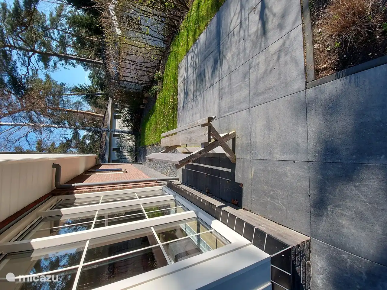 Banco con sol de mañana para el primer café.