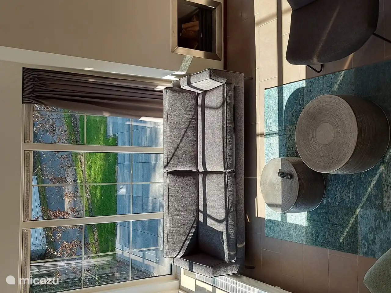 Encantadora sentada al sol