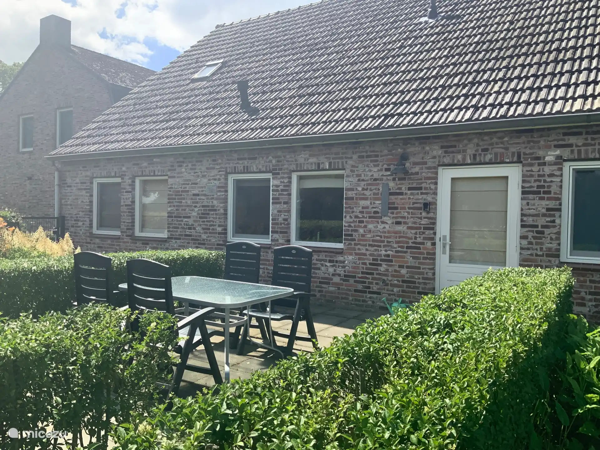 Accès à la maison d’hôtes avec terrasse privée