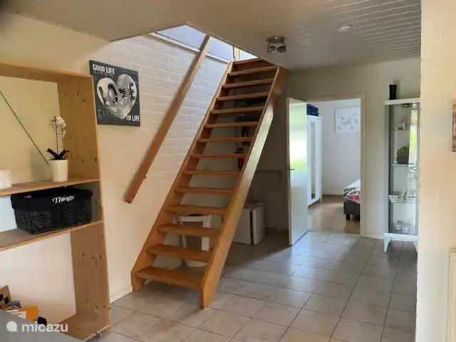 De Reijt Gastenverblijf / Vakantiew. huren in Nederland, Noord-Brabant, Hilvarenbeek - vakantiehuis Ontvangsthal / trap naar slaapkamer boven, kleine diepvries aanwezig.
Toegang naar badkamer en toilet.
Voordeur beschikt over een hordeur.
