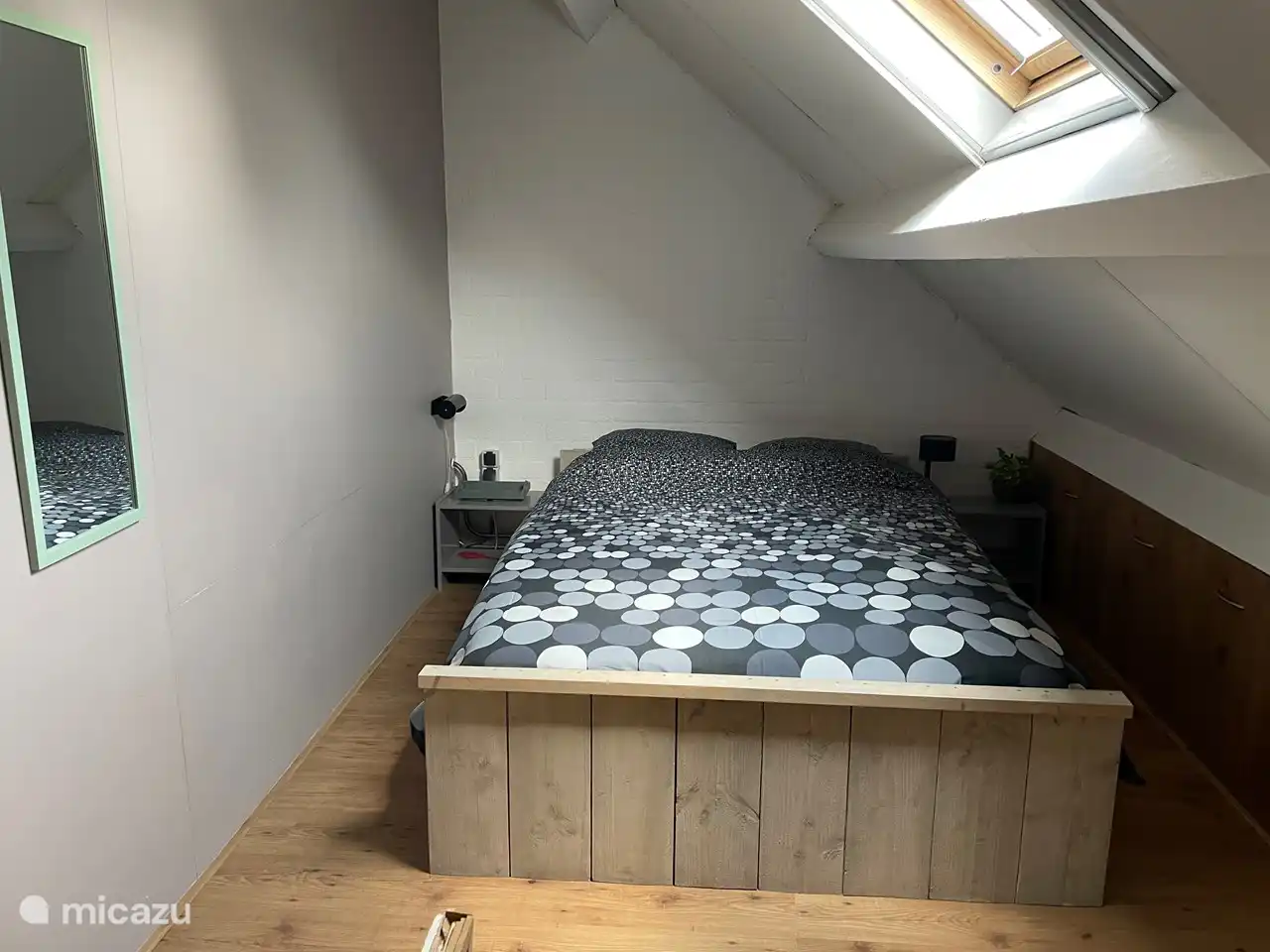 Schlafzimmer im Obergeschoss mit Fenster und Moskitonetz. Treppengitter vorhanden.