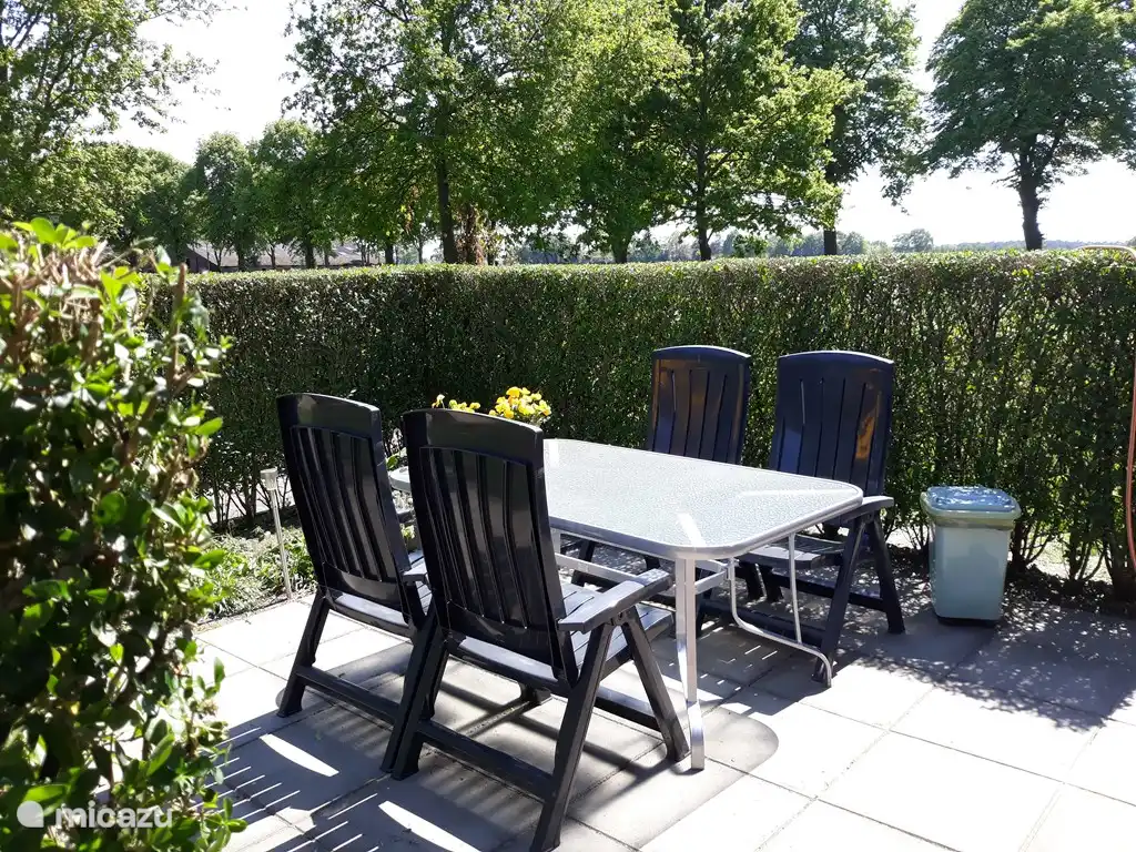 Mit Hecke abgeschirmte Terrasse für zusätzliche Privatsphäre.