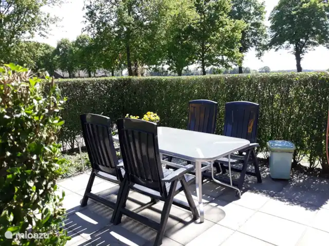 De Reijt Gastenverblijf / Vakantiew. huren in Nederland, Noord-Brabant, Hilvarenbeek - vakantiehuis Terras afgeschermd met haag voor extra privacy.
