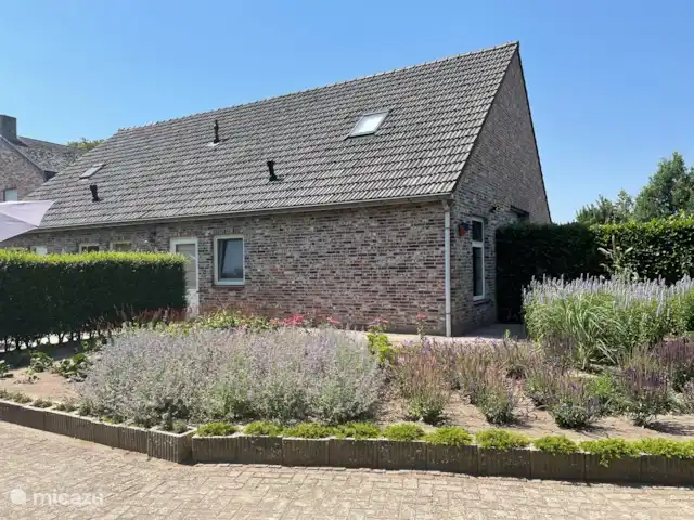 De Reijt Gastenverblijf / Vakantiew. huren in Nederland, Noord-Brabant, Hilvarenbeek - vakantiehuis Tuin naast het gastenverblijf