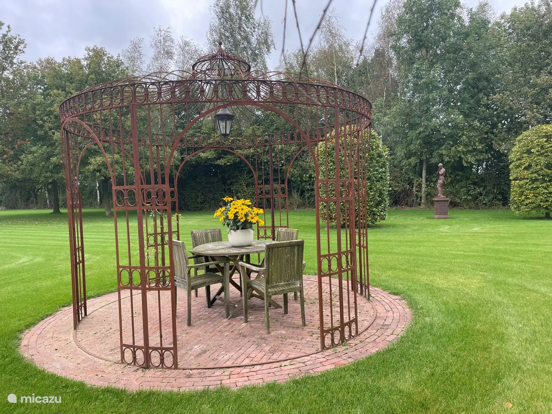 Garten auf der Rückseite mit gemütlichem Pavillon