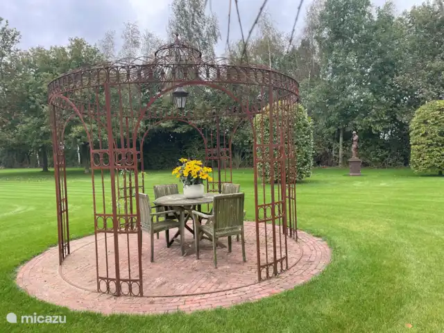 De Reijt Gastenverblijf / Vakantiew. huren in Nederland, Noord-Brabant, Hilvarenbeek - vakantiehuis Tuin achter waar een gezellige prieeltje staat
