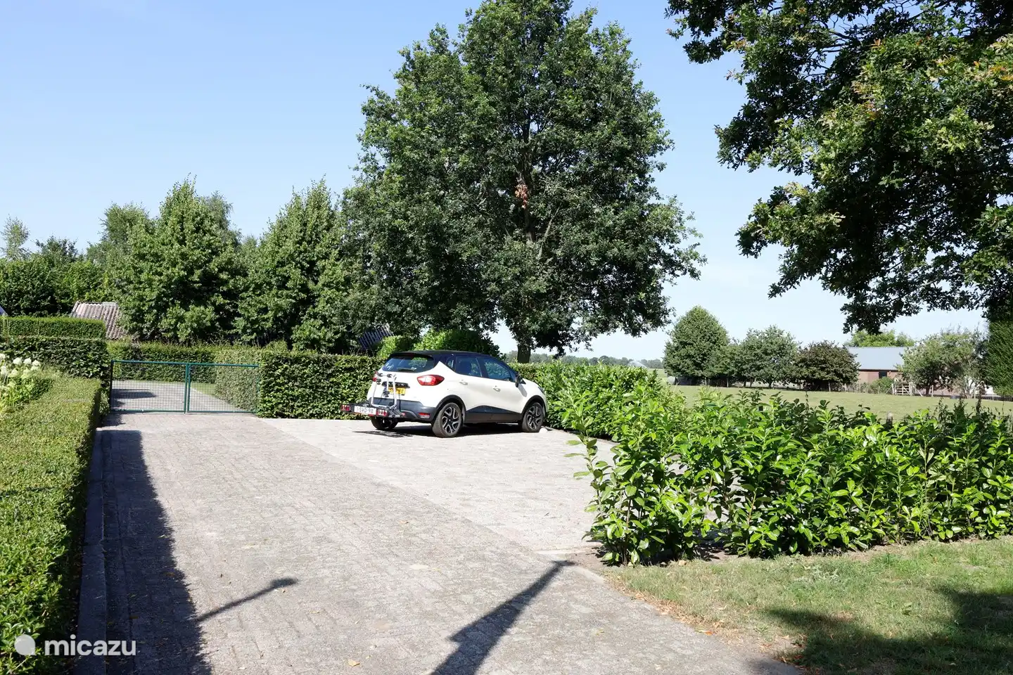 Eigener Eingang und Parkplätze