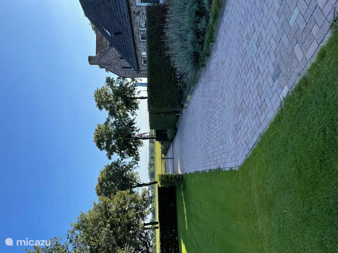 Privater Eingang, abschließbar mit Tor.
Rasenfläche / Spielfeld / Sonnenfeld