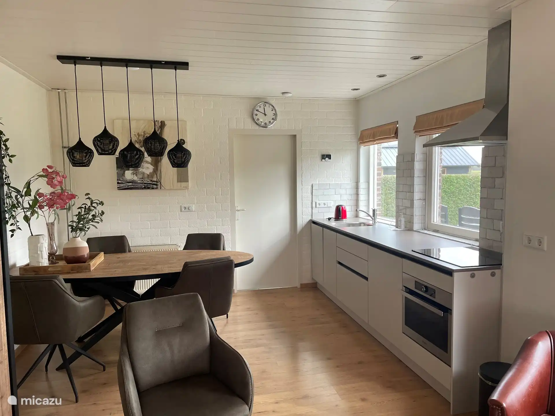 Küche mit Geschirrspüler, Induktionskochfeld und Kombibackofen. Kaffeemaschine, Senseo und Wasserkocher vorhanden.