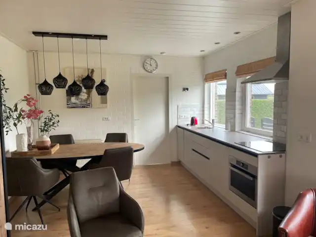 De Reijt Gastenverblijf / Vakantiew. huren in Nederland, Noord-Brabant, Hilvarenbeek - vakantiehuis Keuken voorzien van vaatwasser, inductiekookplaat en combi oven. Koffiezetapparaat, Senseo en waterkoker aanwezig.