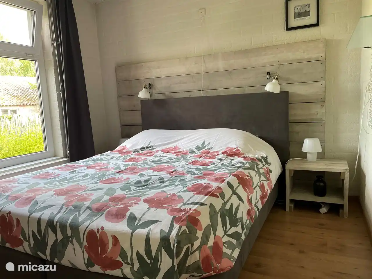 Schlafzimmer im Erdgeschoss mit Moskitonetz vor dem Fenster