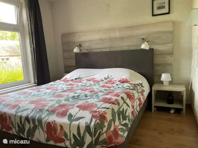 De Reijt Gastenverblijf / Vakantiew. huren in Nederland, Noord-Brabant, Hilvarenbeek - vakantiehuis Slaapkamer beneden met hor voor het raam