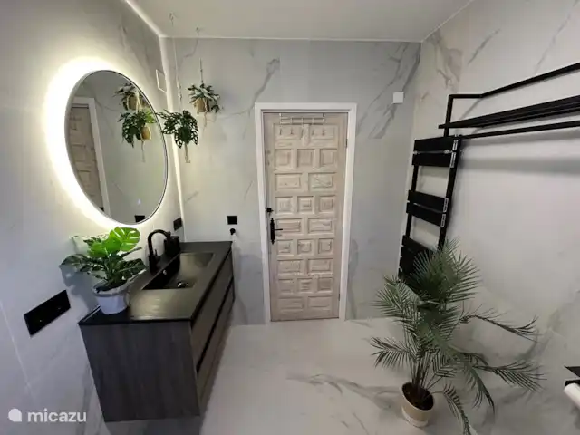 Villa-Alegria | Espagne, Costa Blanca, Benissa - villa Salle de bain entièrement rénovée avec douche à l’italienne, double vasque.