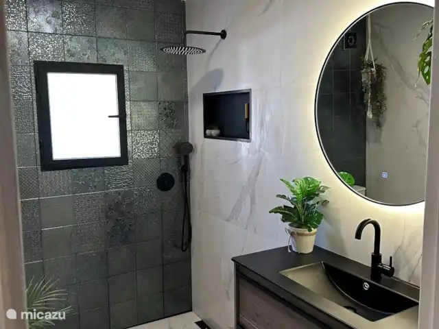 Villa-Alegria | Espagne, Costa Blanca, Benissa - villa Salle de bain entièrement rénovée avec douche à l’italienne, double vasque.
