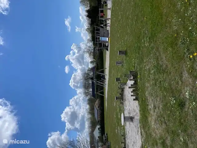 geräumiger Spielplatz im Park