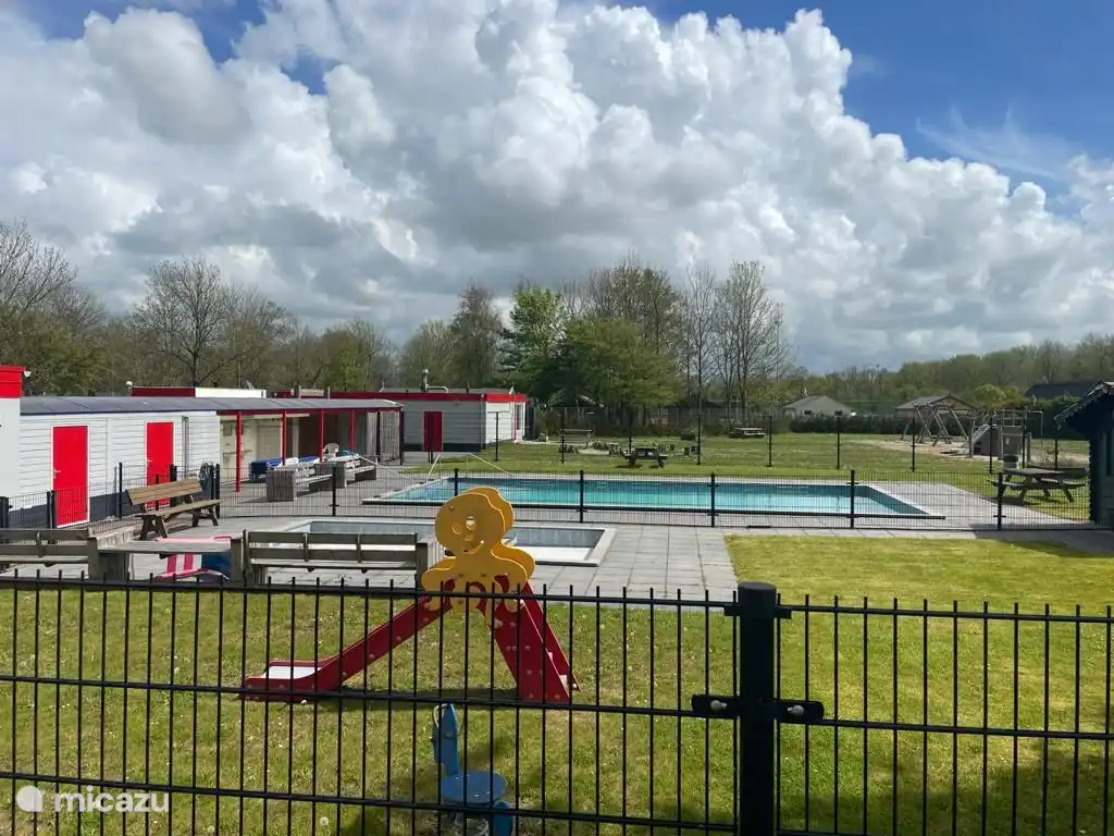 Das Schwimmbad im Park mit separatem Kinderbecken