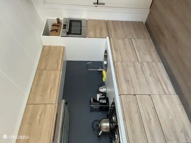 Küche mit Geschirrspüler, Gasherd, Kombimikrowelle, Kühlschrank mit Gefrierfach