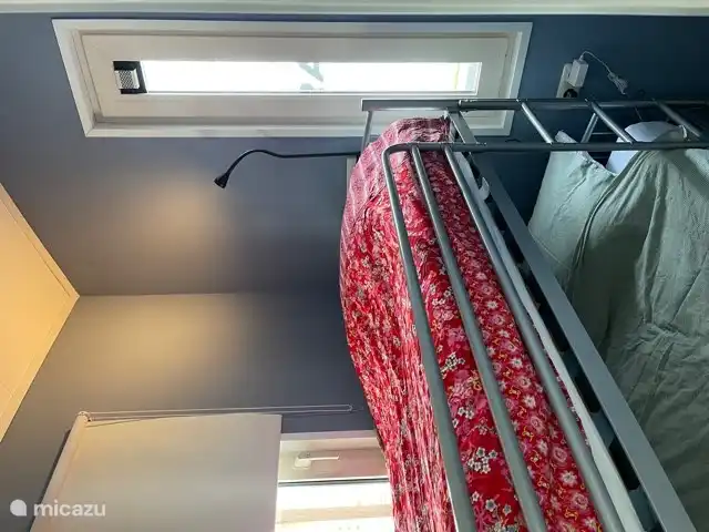 Schlafzimmer mit Etagenbett mit bequemen Matratzen 90 x 200 cm