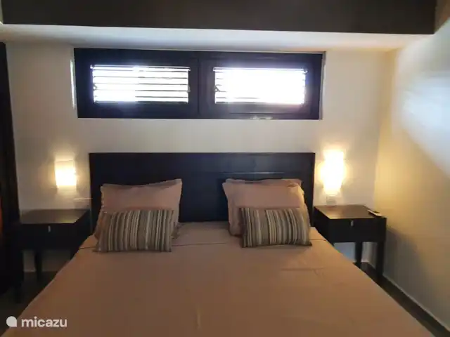 BlueBay Garden à la plage et à la piscine | Curaçao, Curaçao-Centre, Blue Bay - maison de vacances Chambre principale avec grande armoire intégrée, coffre-fort, bureau et salle de bain privée.